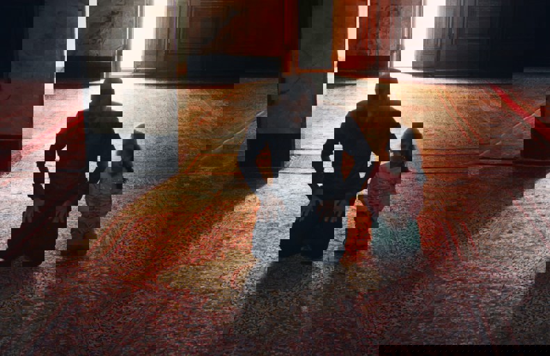 أب وابنته الصغيرة يصليان بجانب بعضهما